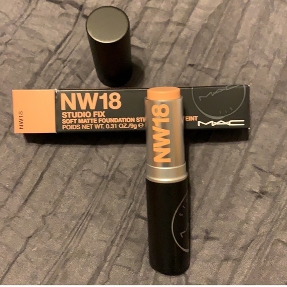 MAC NW18 Studio Fix Soft Matte Foundation Stick - Picture 4 of 7
